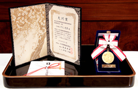 大川賞受賞者に贈られた賞状と金メダル