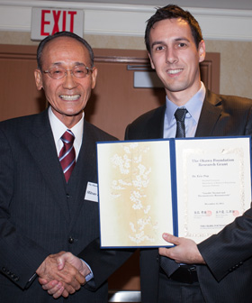 五十嵐 三津雄会長（左）より助成金の贈呈　スタンフォード大学　エリック　ポップ博士（右）